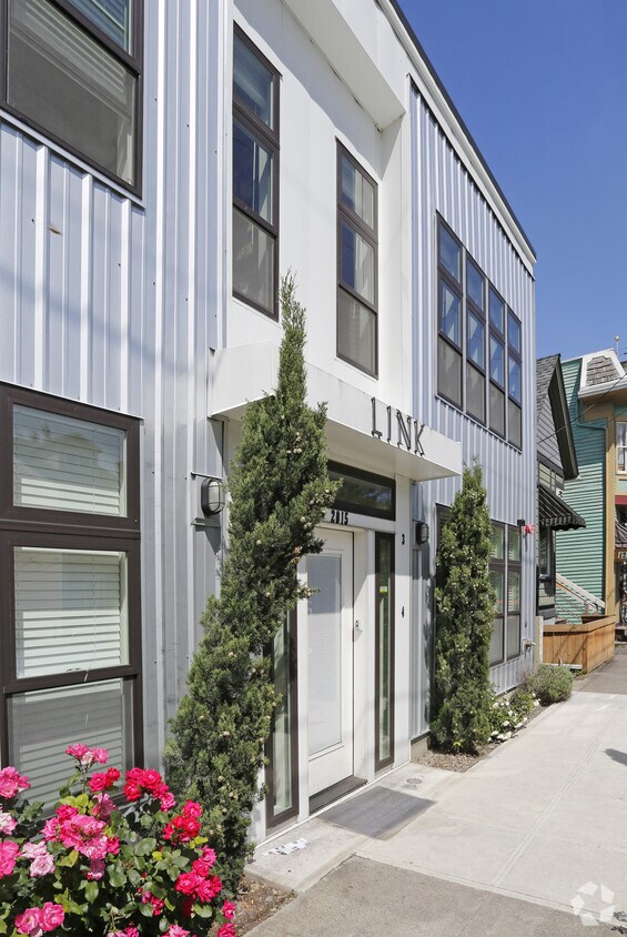 Building Photo - Link