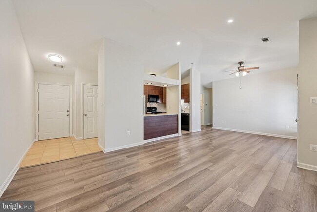 Foto del edificio - 2104 Whitehall Rd