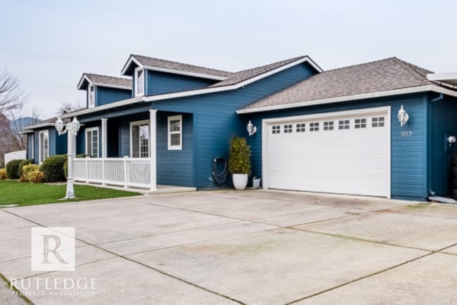 Building Photo - 3 Bedroom + Office in Central Point!