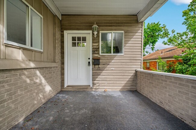 Foto del edificio - 5 bed 2 bath - Great Brookline location.  ...