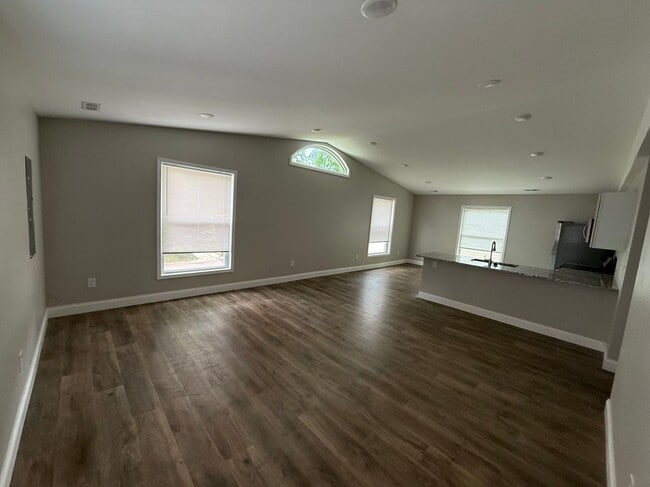 Building Photo - 801 Hardin St