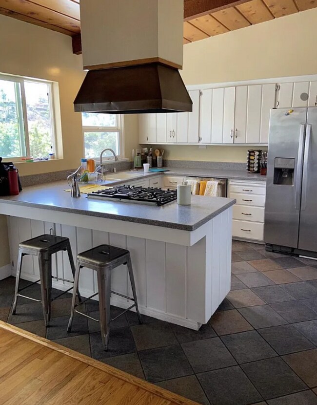 Foto del edificio - 6 Bed/ 5 Bath on Campanile! Large back area!