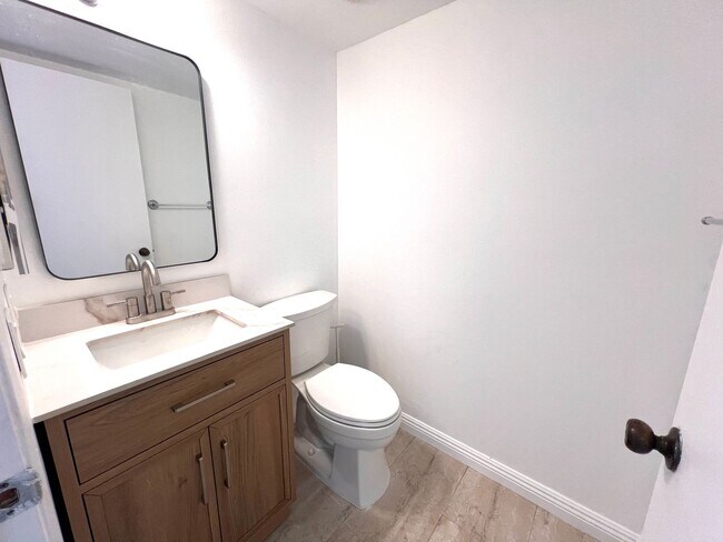 Foto del edificio - Stunning 2 Bedroom located in Irvine.