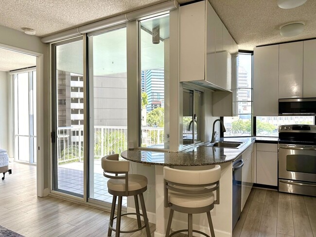 Building Photo - Furnished, Pet Friendly - Honolulu Park Pl...