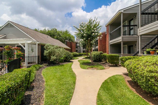 Spacious Courtyards - Hickory Hill