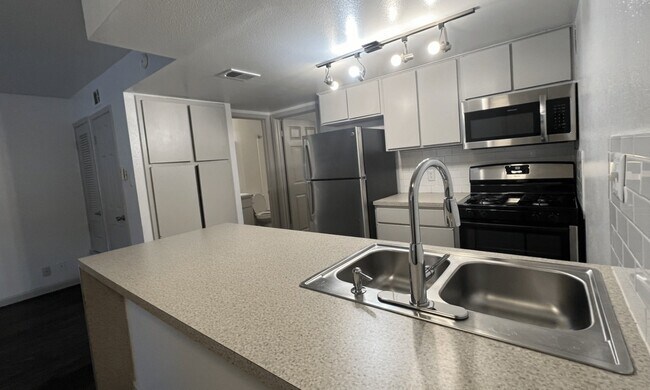 Foto del edificio - 515 Shoal Creek Blvd
