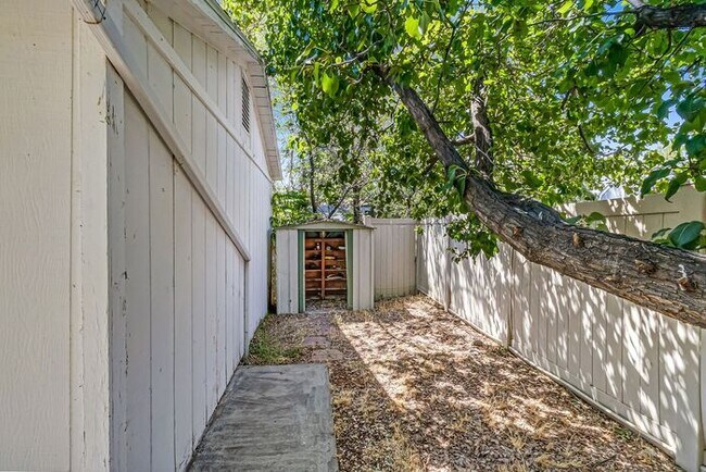 Foto del edificio - Charming 3-Bedroom Home Near CMU with Bonus Room