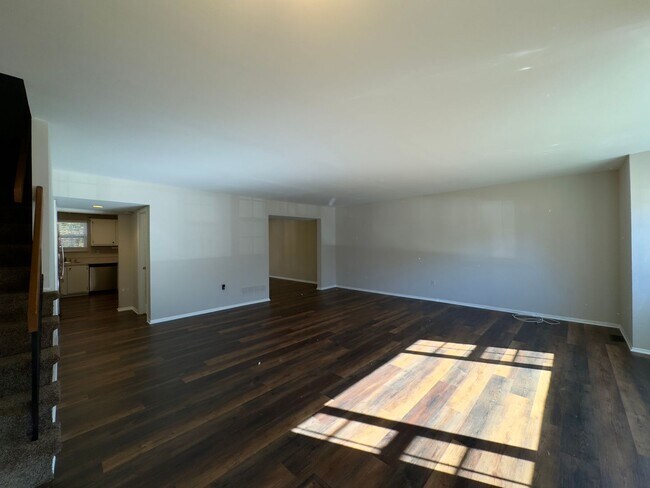 Building Photo - Charming 3Bed/2Full Bath/2 Half Bath in Ra...
