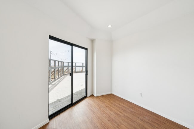 Building Photo - 6761 Del Playa Dr