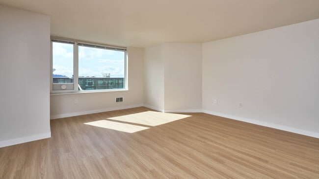 Sala de estar con suelo de superficie dura - Olympus