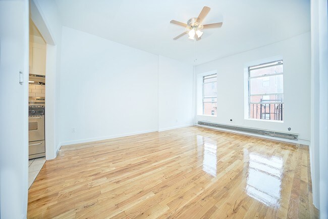 Building Photo - 154 E 110th St