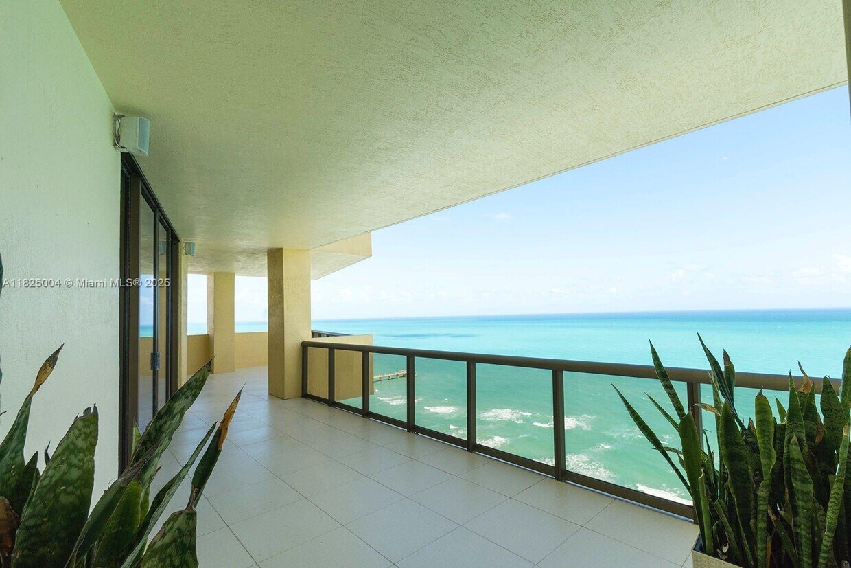 Primary Photo - 16275 Collins Ave