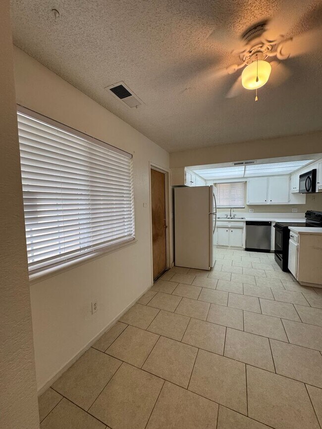 Building Photo - Charming Home Available Now!!