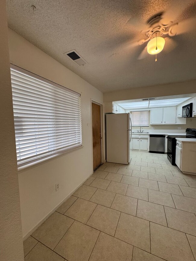 Foto del edificio - Charming Home Available Now!!