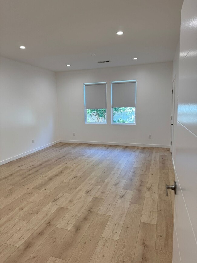 Building Photo - 6731 Kraft Ave