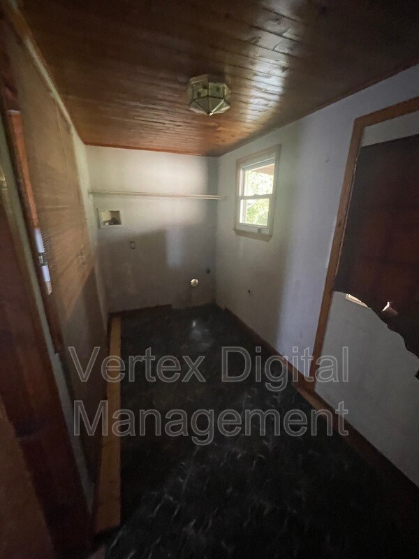 Building Photo - 919 Sanderson Ave