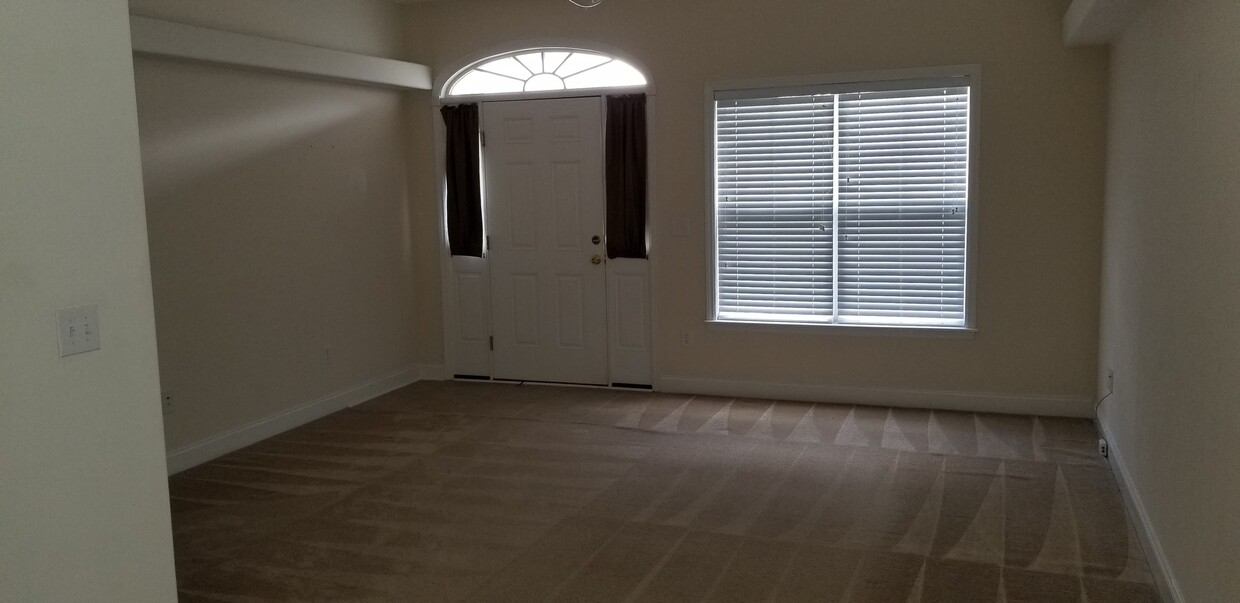 Primary Photo - 2 Bedroom , 2.5 bath townhouse with 1 car ...