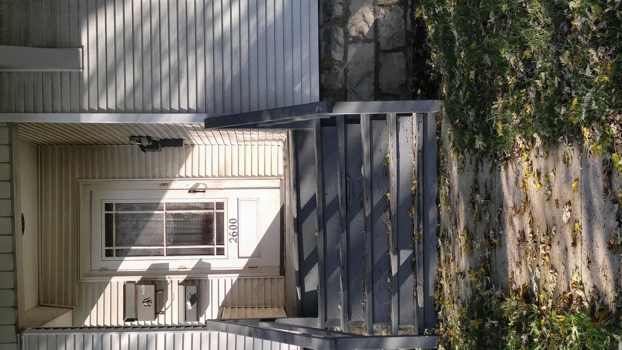 Primary Photo - 2600 Commercial Ave