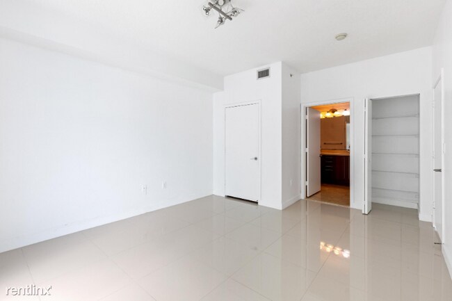 Building Photo - 2 br, 2 bath Condo - 1111 SW 1st Ave  2 ba...