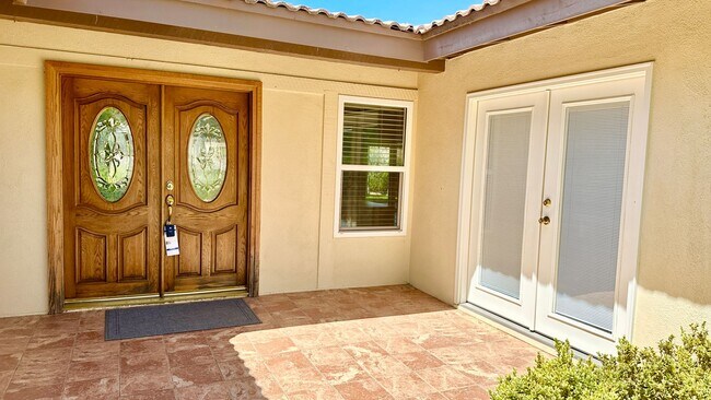 Foto del edificio - Lovely, Open Floor Plan, Single Story Located in the Desirable Live Oak Estates of Fallbrook!