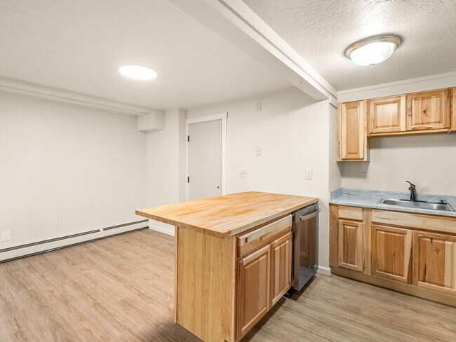 Building Photo - 515 S 11th Ave