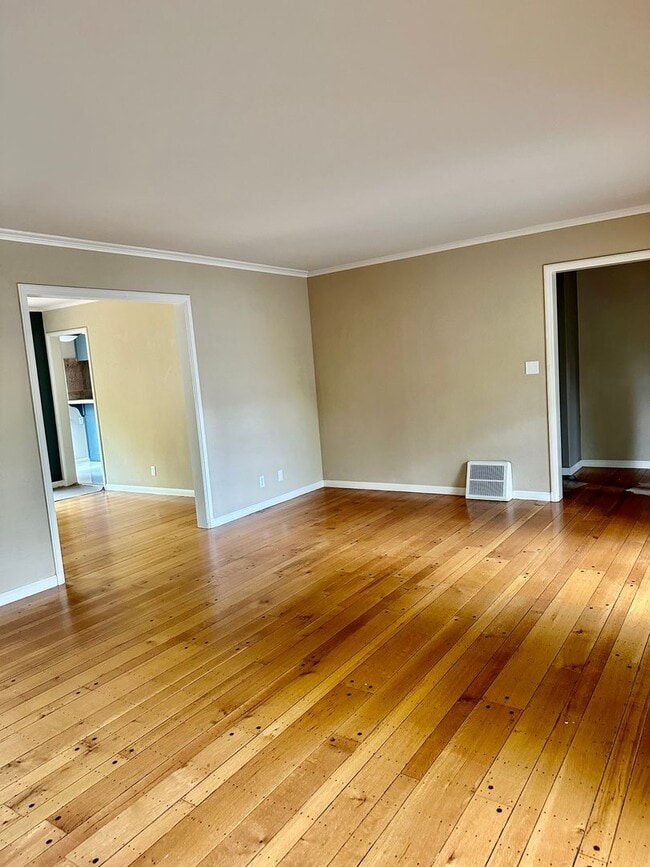 Building Photo - Charming home in Montclair!