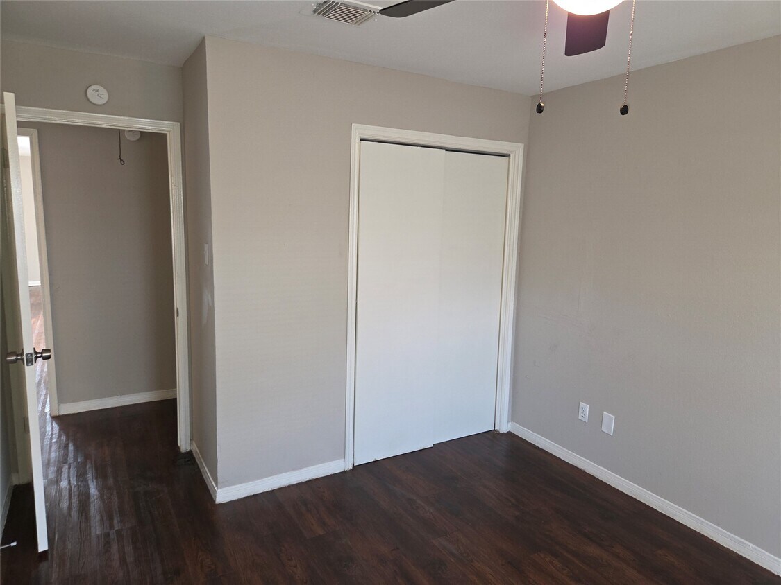 Foto del edificio - 6303 Gladewell Dr