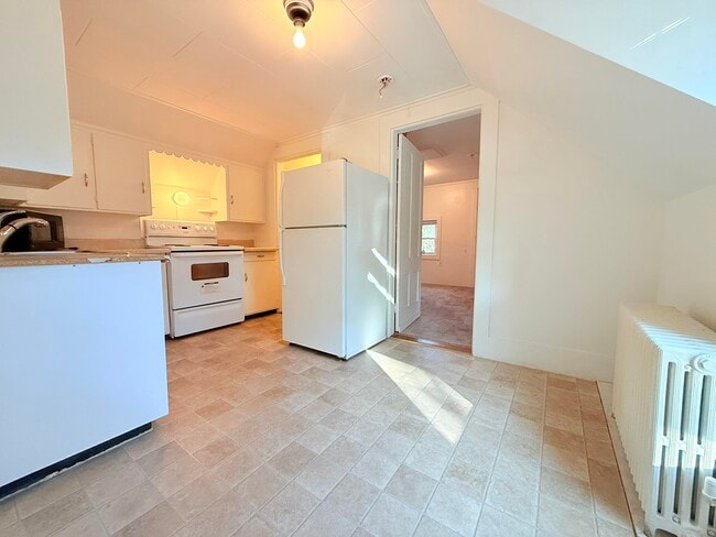 Building Photo - 10 Spruce Ave