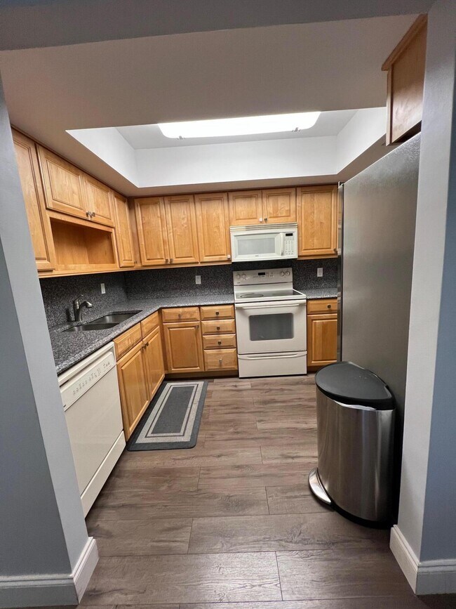 Foto del edificio - 1660 12 Oaks Way