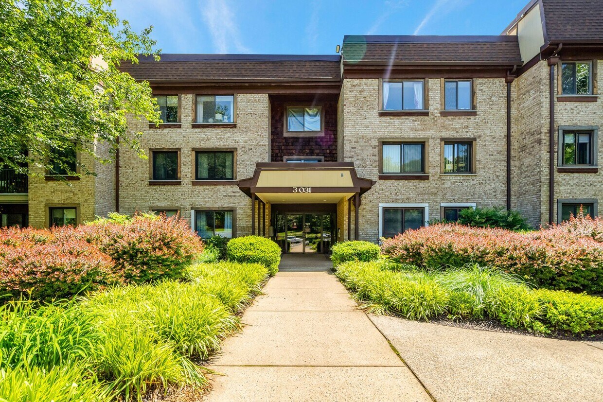 Primary Photo - Spacious 3 Bedroom 2 Bath Condo with Assig...