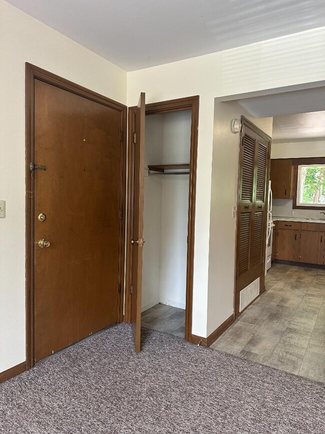 Building Photo - 855 Butternut Dr