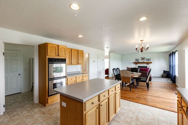 Building Photo - 4 Bed, 2.5 Bath Home in Trailside’s Sun Meadow Neighborhood