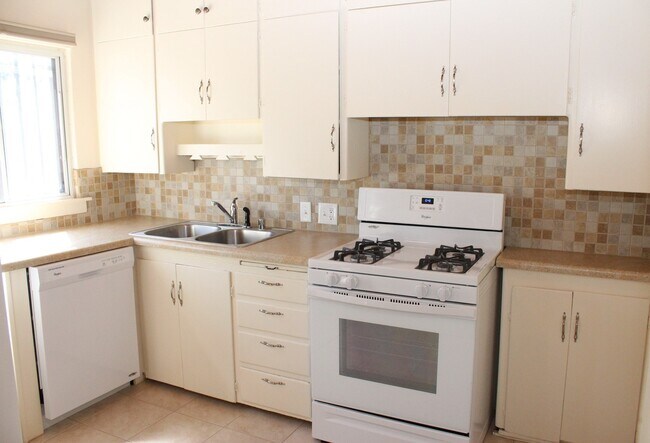 Building Photo - Great Location. Beautifully refinished Har...