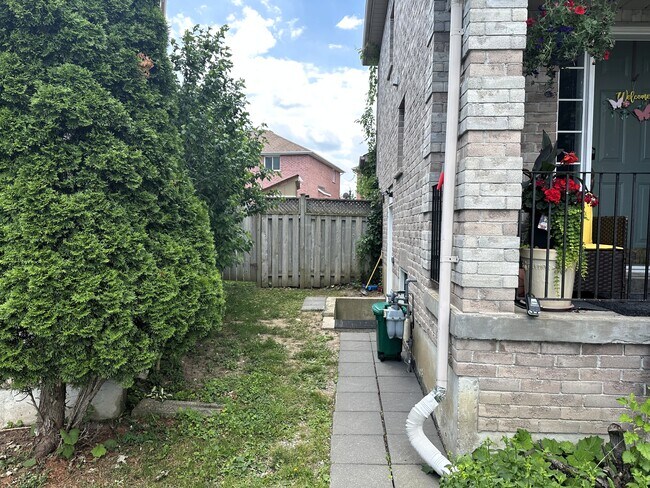 Photo du bâtiment - Cozy and Well-Maintained Basement Apartmen...