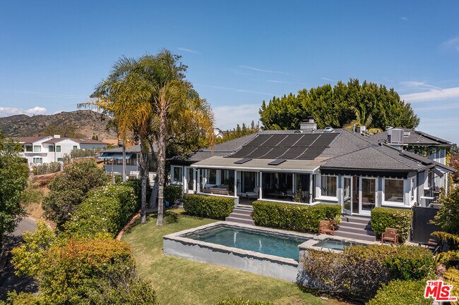 Foto del edificio - 2439 Creston Way
