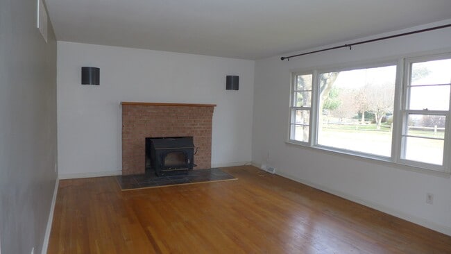 Building Photo - 93 Great Lake Dr