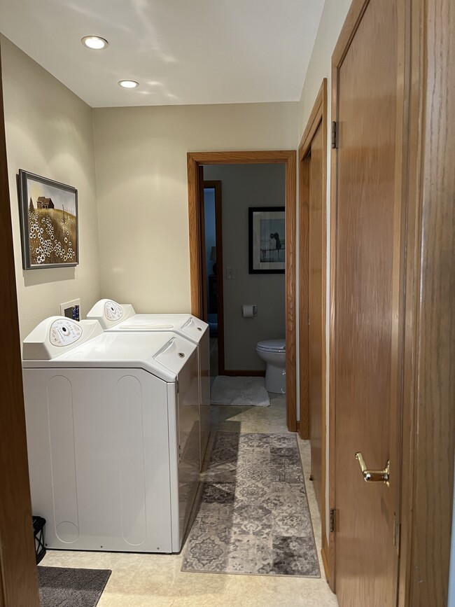 Building Photo - 13685 W Graham St