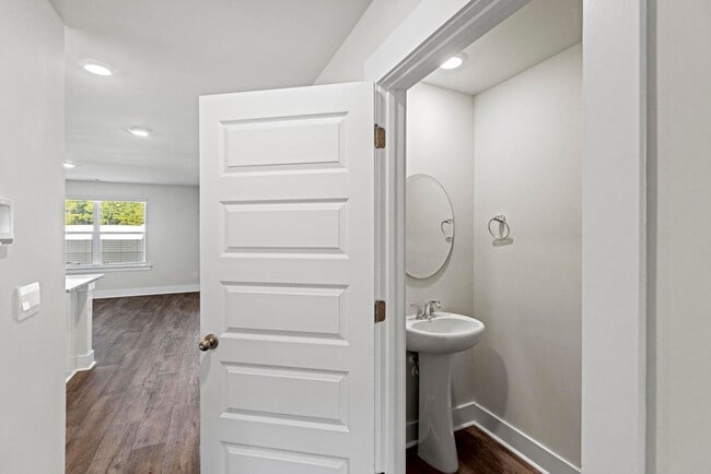 Building Photo - Brand New Townhome- Bike to the beach!!!