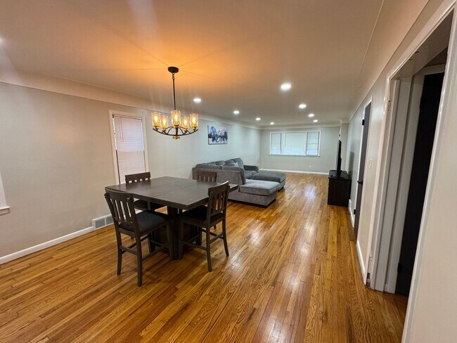 Foto del edificio - Charming 3BR Ground Floor Unit in South Euclid