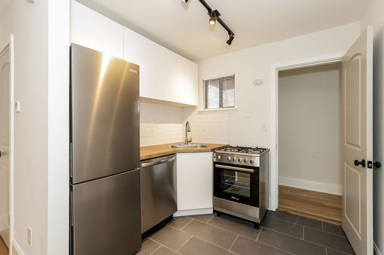 Foto principal - 755 St Charles Ave NE