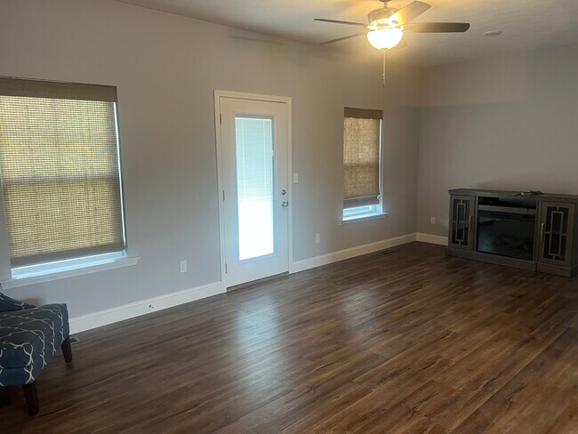 Foto del edificio - 2028 Mountain Ash Ln
