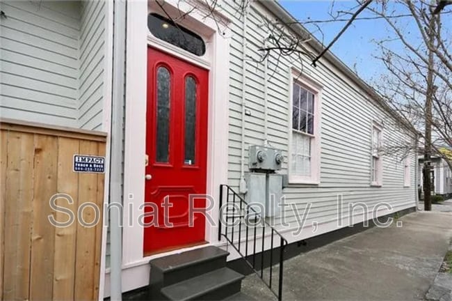 Building Photo - 2501 Burgundy St