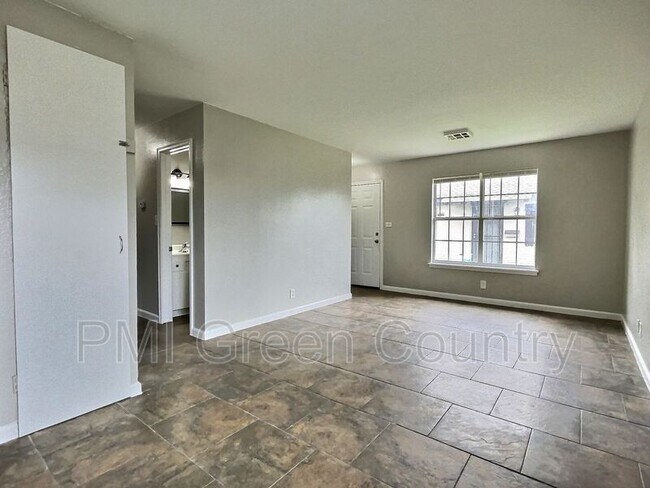 Foto del edificio - 6116 S Madison Pl