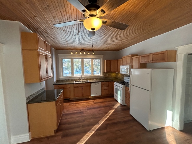 Building Photo - 201 Bonito St