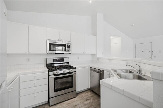 Foto del edificio - 2nd Level 2 bedroom, 2 bathroom condo outside of Summerlin