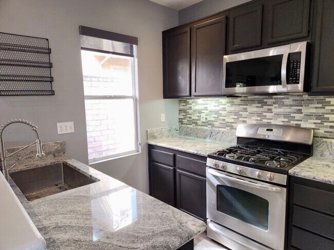 Foto del edificio - Remodeled 3 bedroom townhome in Simi Valley