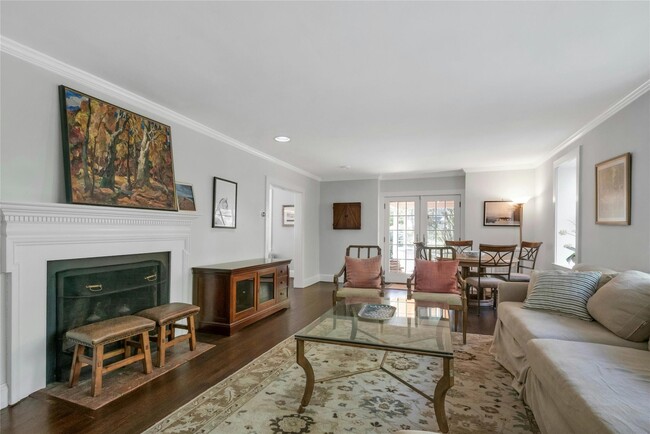 Foto del edificio - 68 Spruce Ln S