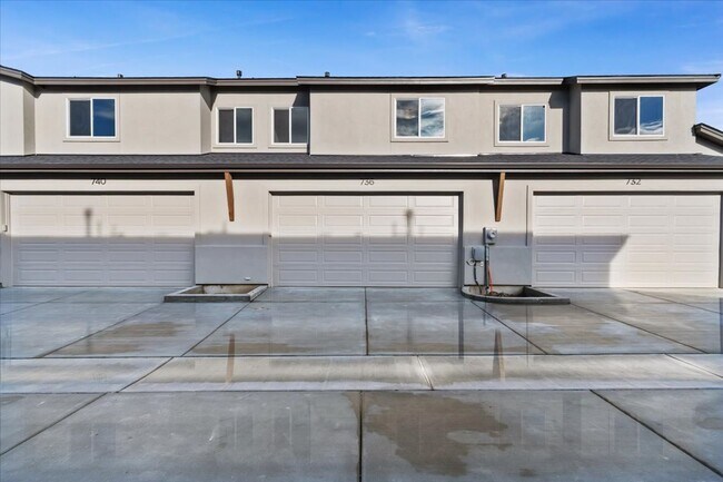 Foto del edificio - Brand New 3 Bed 2.5 Bath Townhouse With Many Amenities