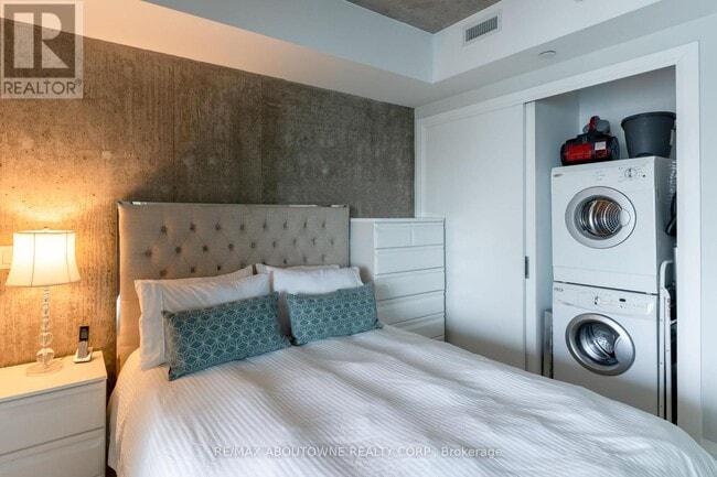 Photo du bâtiment - 224 King St W