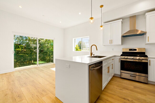 Foto del edificio - 3425 Edgehill Dr